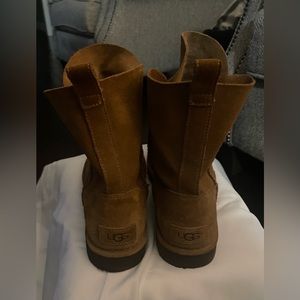 Cognac color Uggs. Never worn. Size 10. Excellent! Sherpa wool inside.